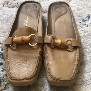 Liz Claiborne Flex Blain Mules Size 9 Tan Leather with Bamboo accent